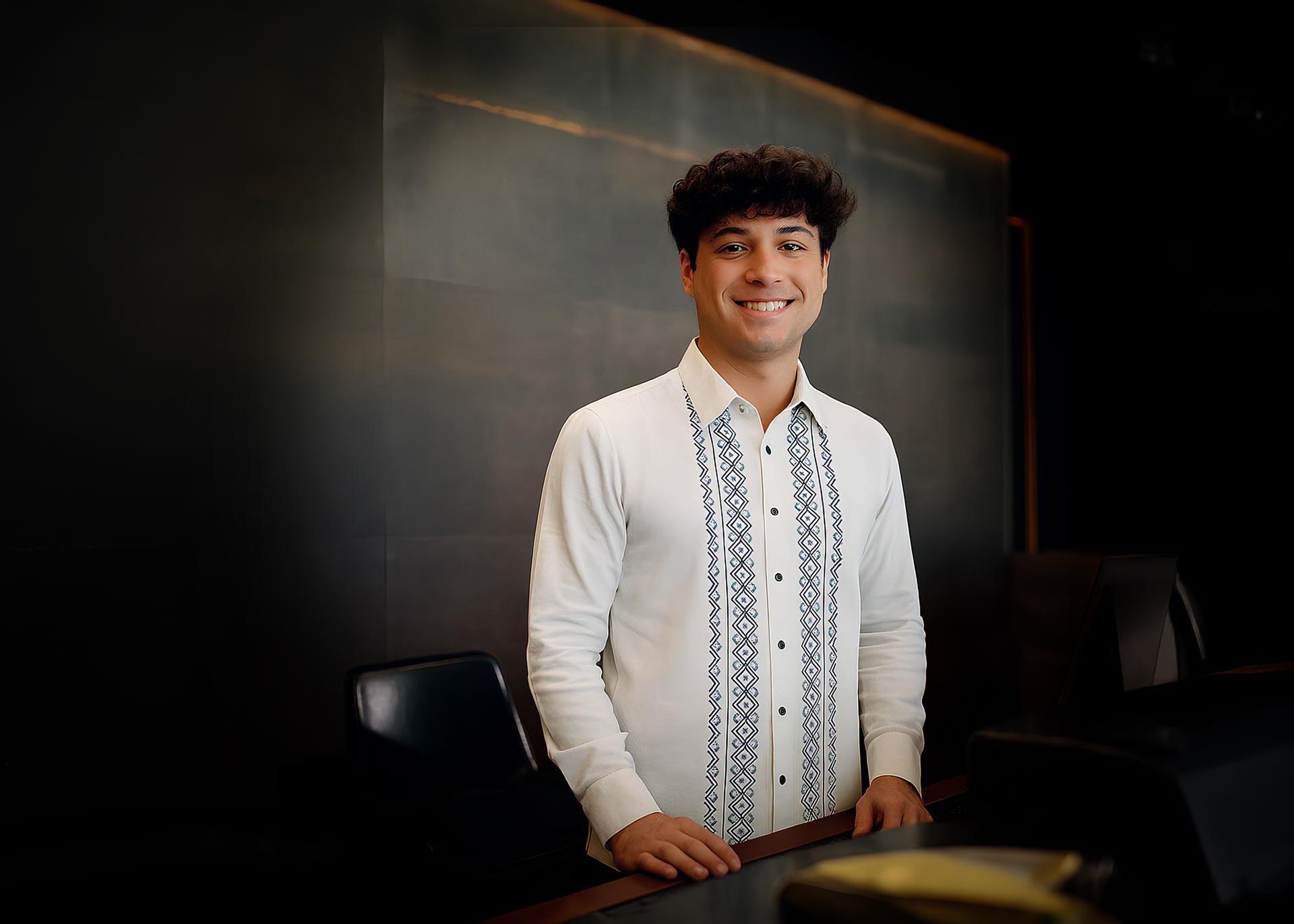 Lobby y modelo con guayabera
