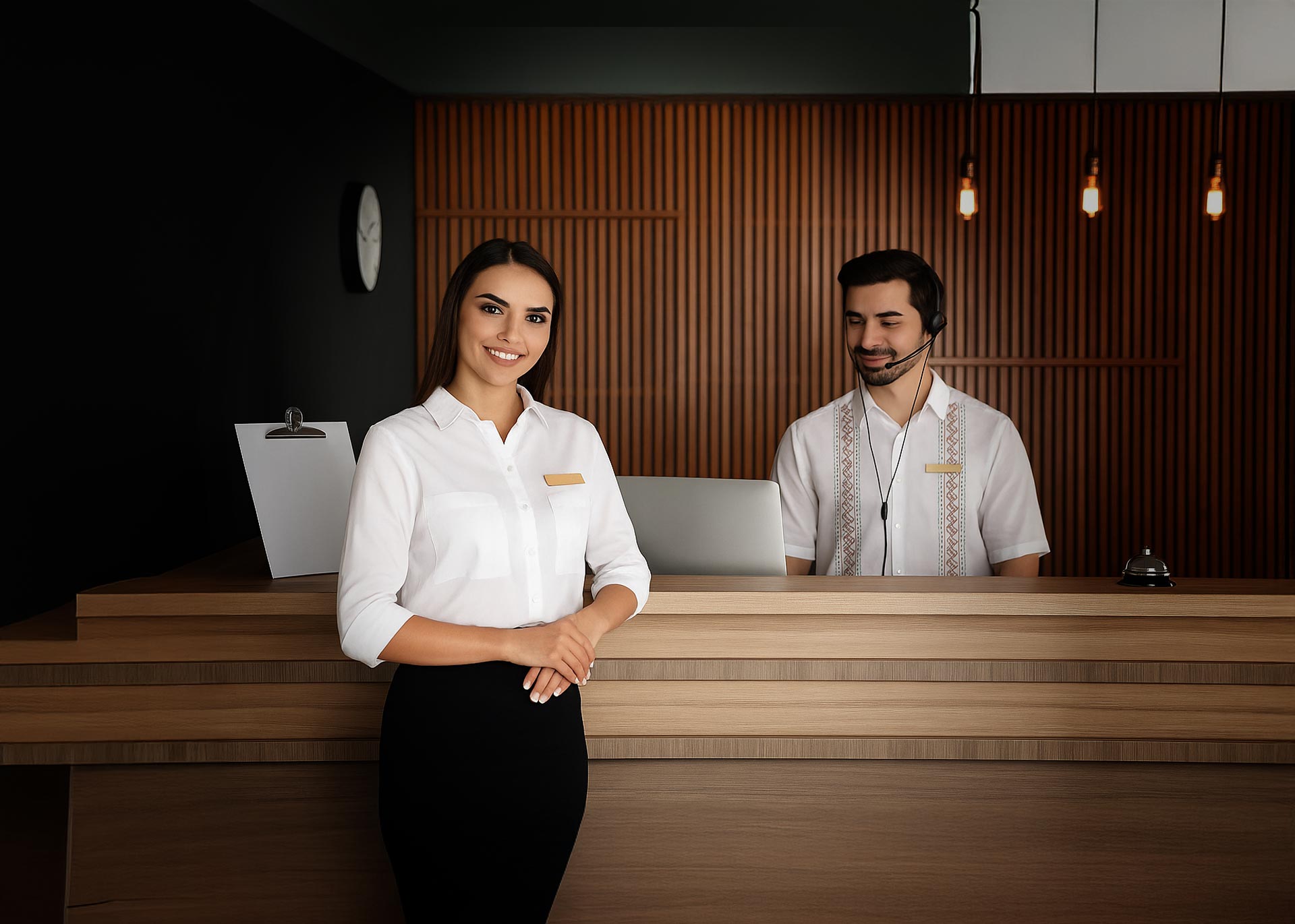 Lobby y modelo con guayabera