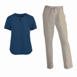 Blusa azul y pantalón beige para uniformes de hotel